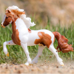 Breyer Traditional Spordur Fra Bergi on blurred background